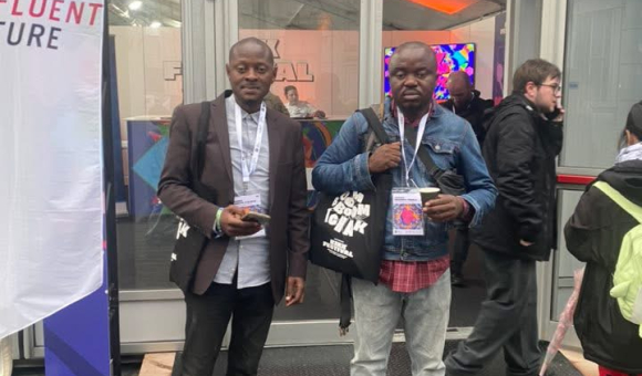 Devant l'entrée du KIKK FESTIVAL